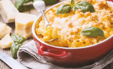 Mac and cheese, american style pasta